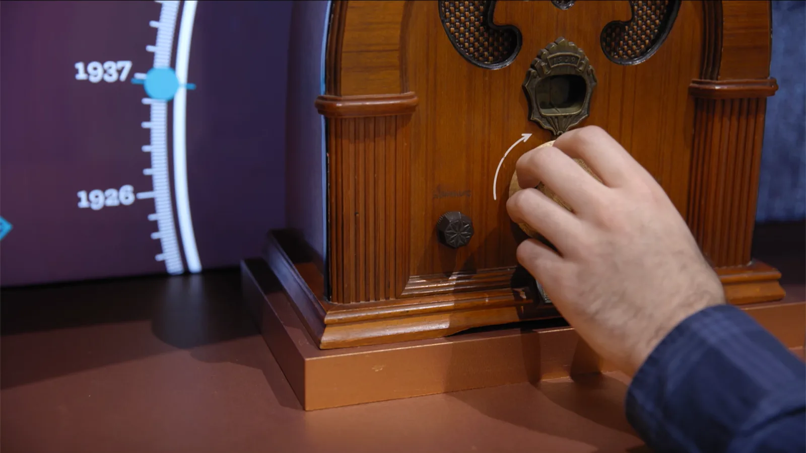 Um rádio antigo reimaginado como interface de uma linha temporal interativa