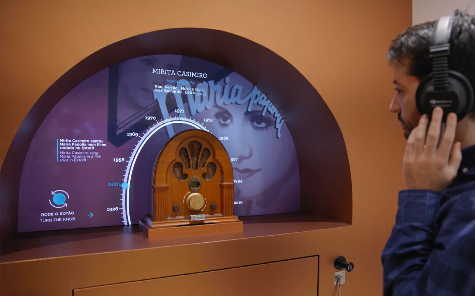 Um visitante a interagir com a instalação do rádio