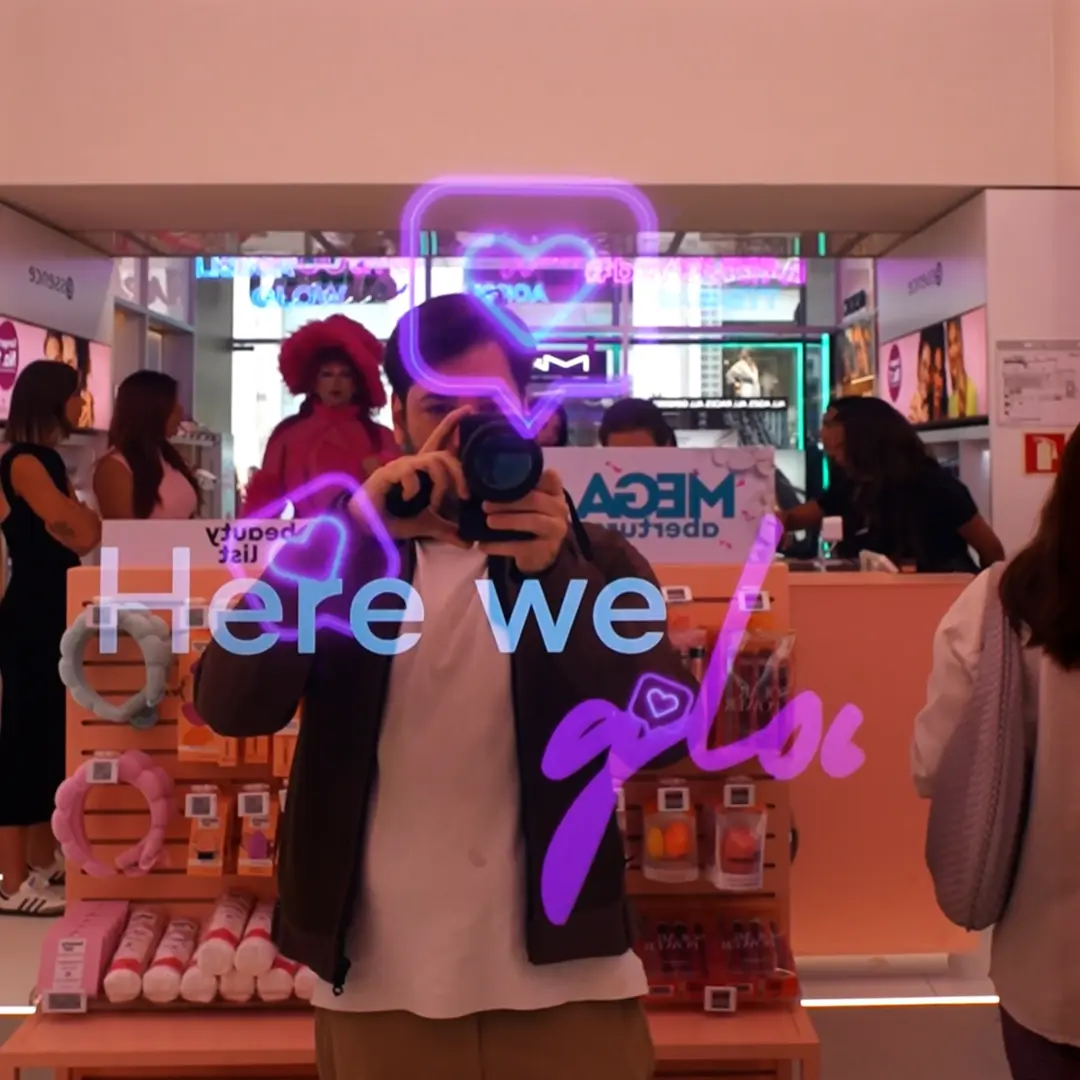 Interactive magic store mirror display automatic reactive